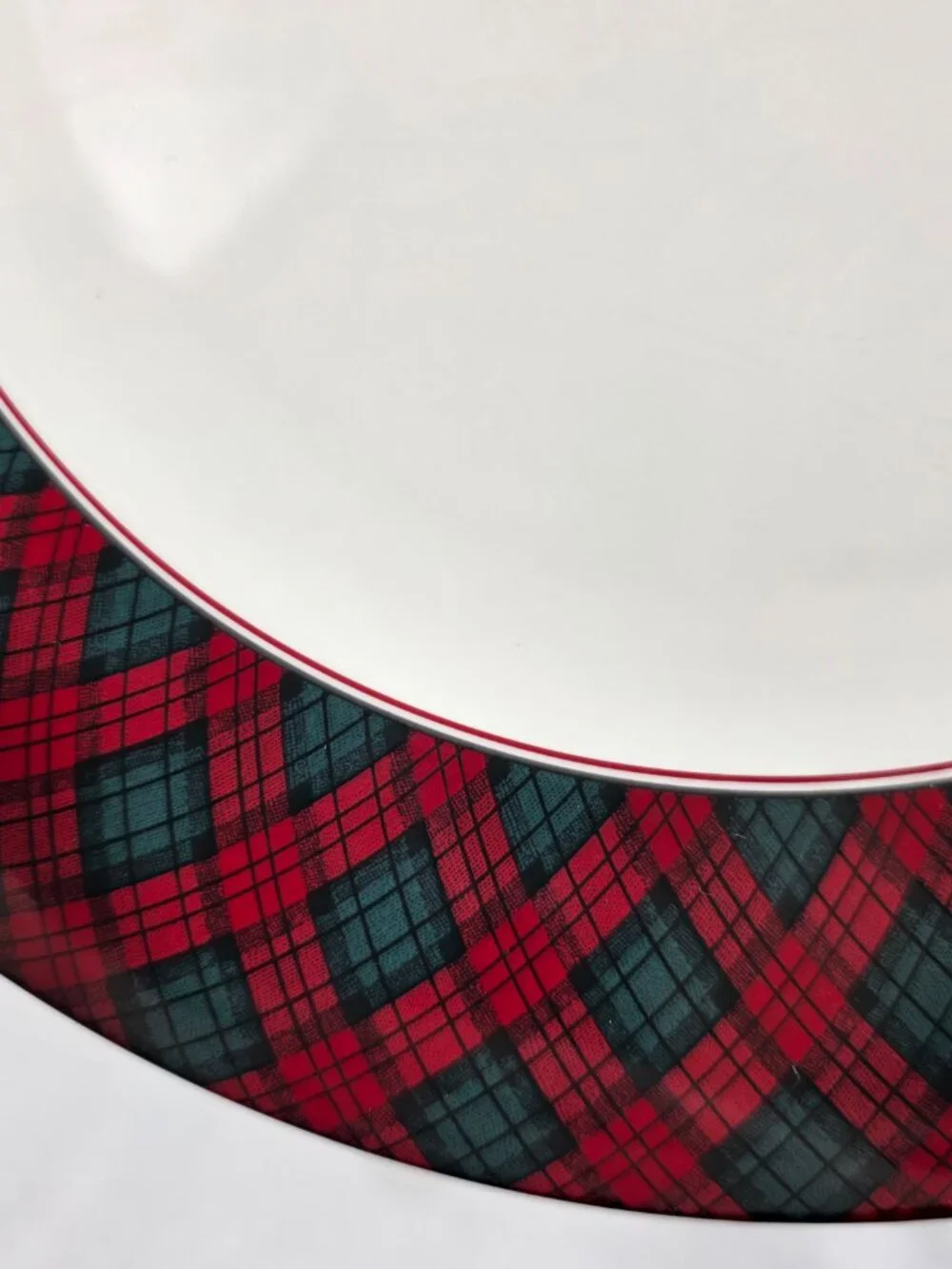 ONE (1) Sasaki Tartan Plaid Dinner Plate White with Red & Green Plaid Border
